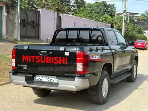 Mitsubishi L200 2025 Gris