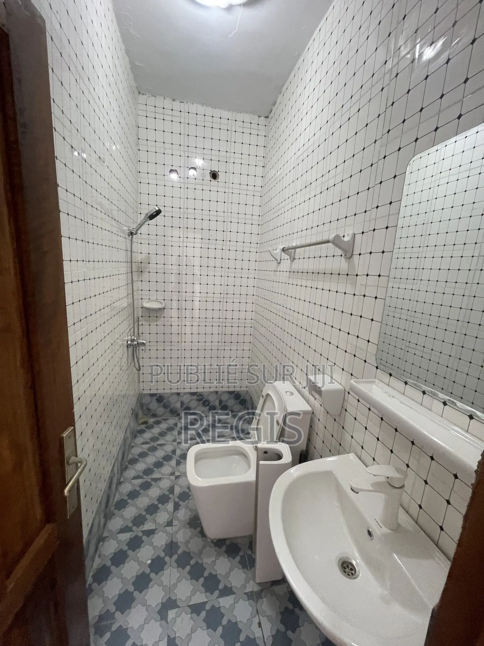 2chbre Appartement dans Regis, Cocody à Louer