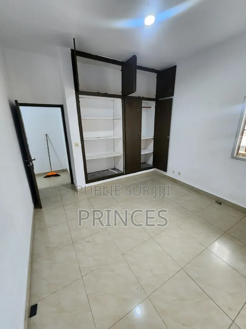 20chbre Appartement dans Ange Immobilier, Cocody à Vendre