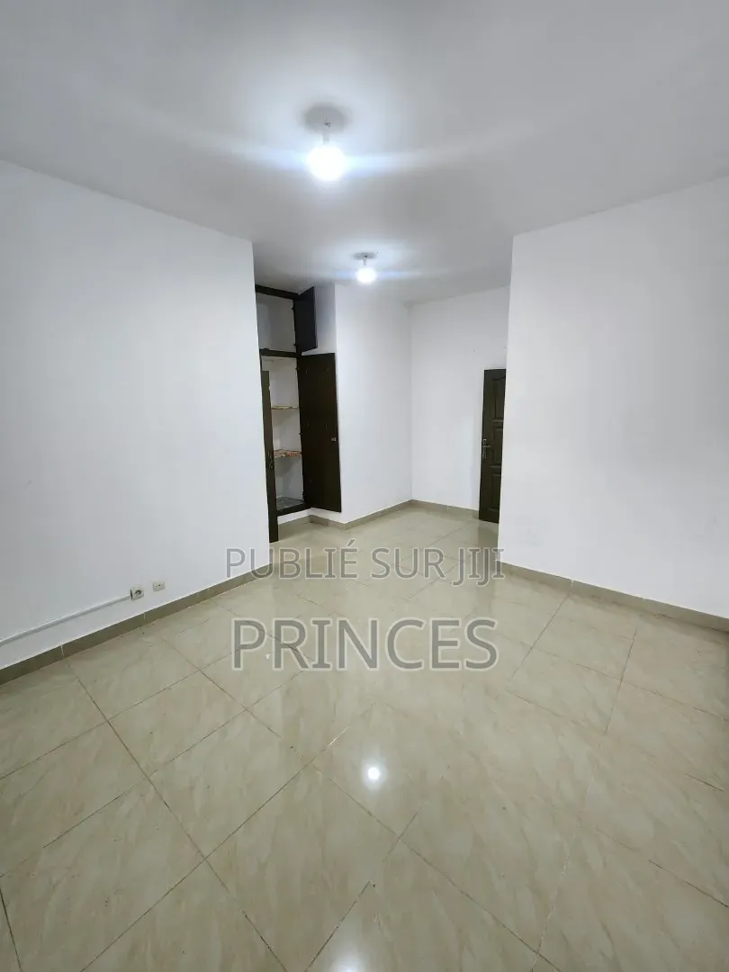 20chbre Appartement dans Ange Immobilier, Cocody à Vendre