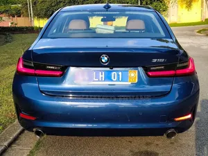 BMW 318i 2023 Bleu