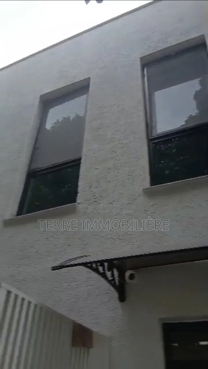 12chbre Blocs d'appartements dans La Terre Immobilière, Cocody à Vendre