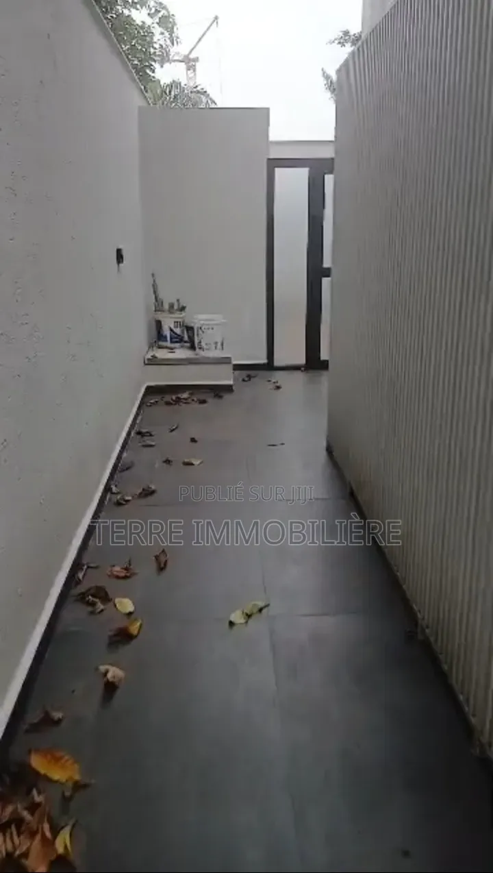12chbre Blocs d'appartements dans La Terre Immobilière, Cocody à Vendre