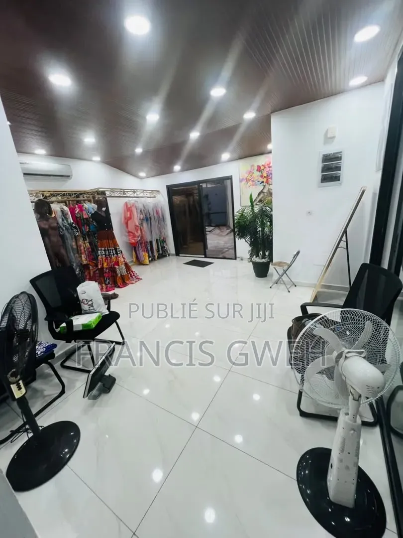 6chbre Villa dans Francis Gweh, Cocody à Louer