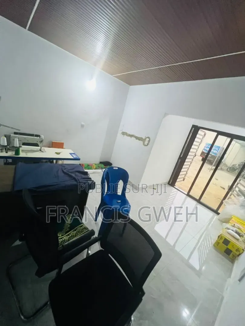 6chbre Villa dans Francis Gweh, Cocody à Louer