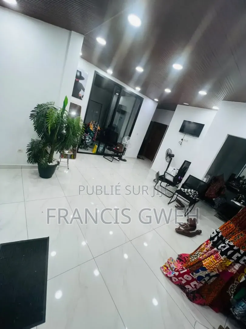 6chbre Villa dans Francis Gweh, Cocody à Louer