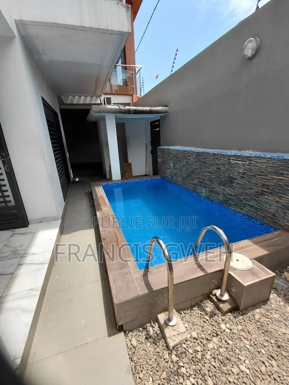 5chbre Duplex dans Francis Gweh, Cocody à Louer