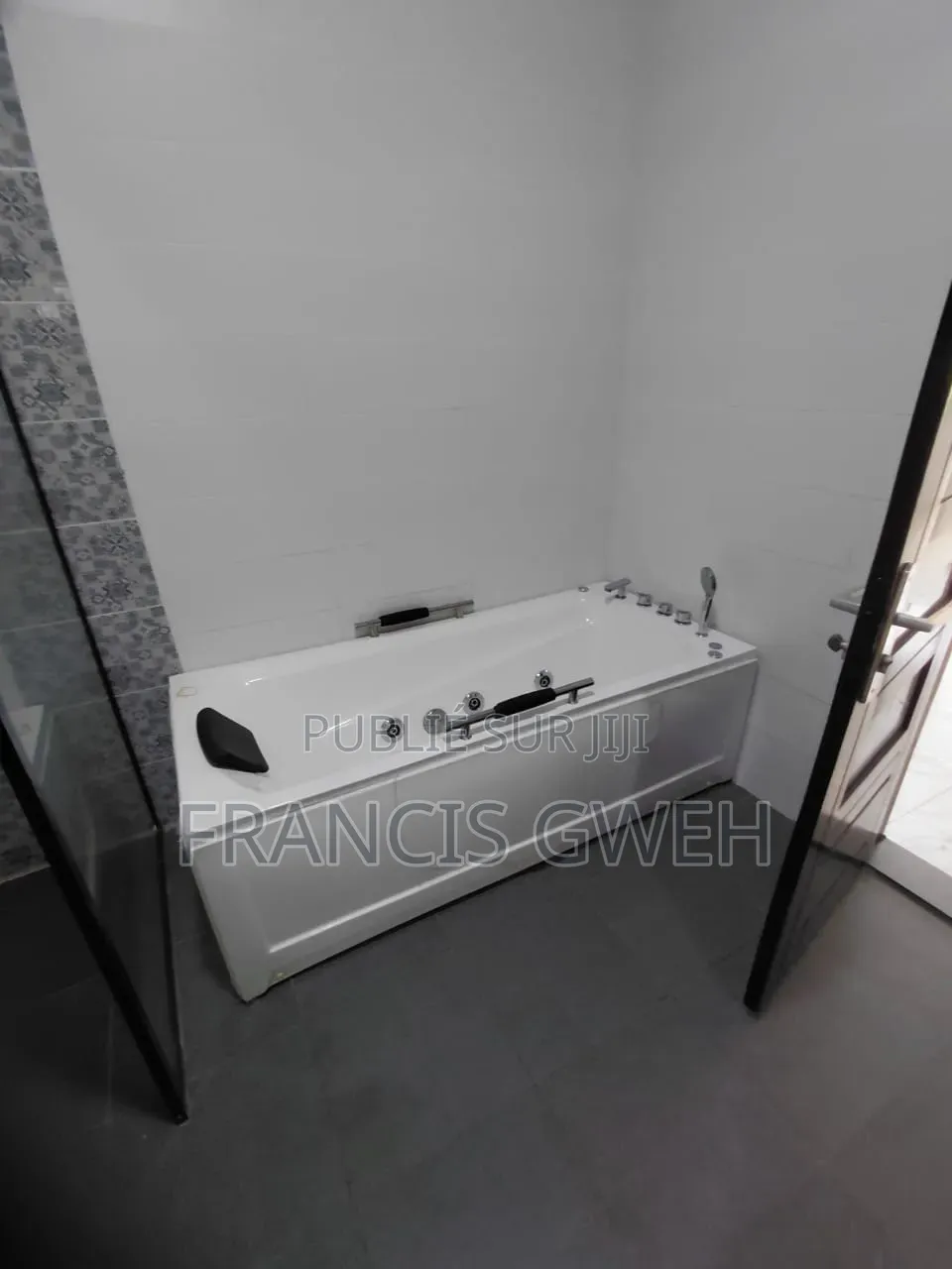 5chbre Duplex dans Francis Gweh, Cocody à Louer