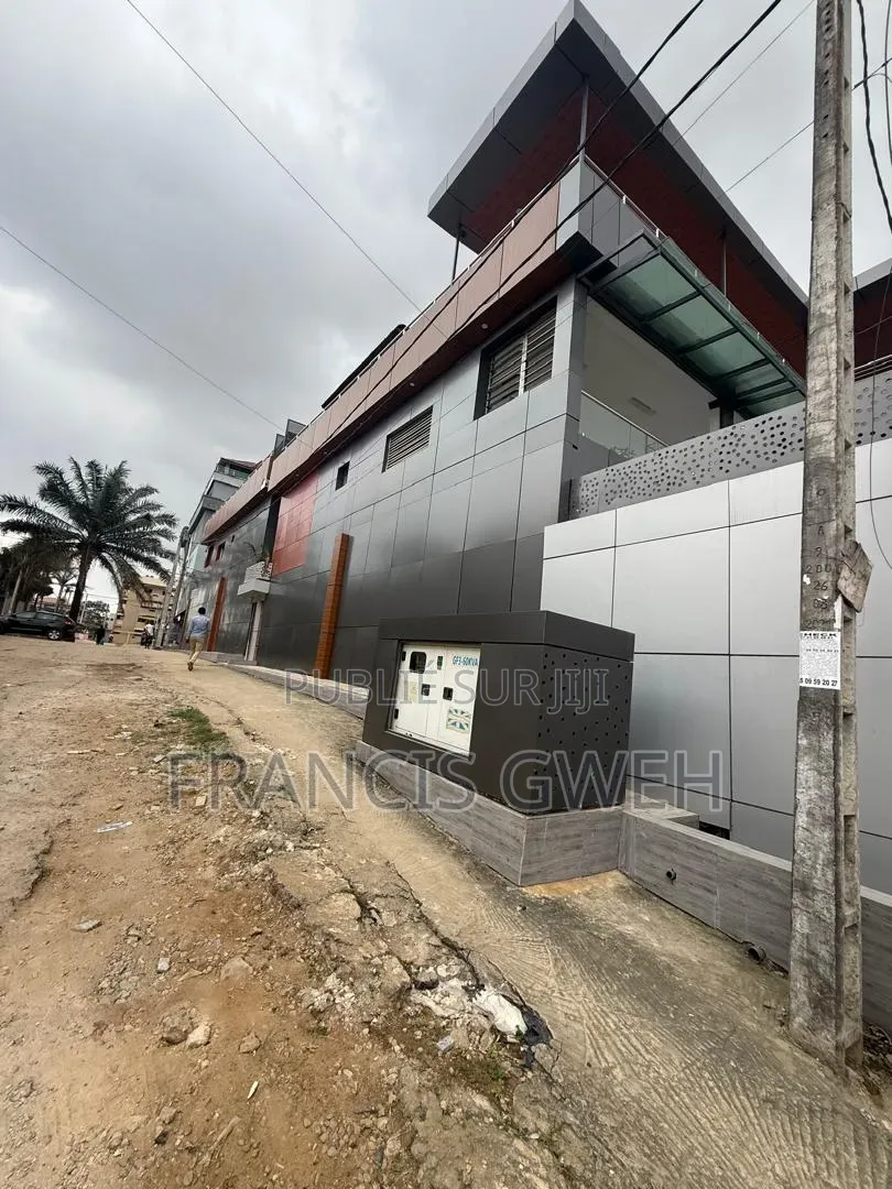 5chbre Duplex dans Francis Gweh, Cocody à Louer