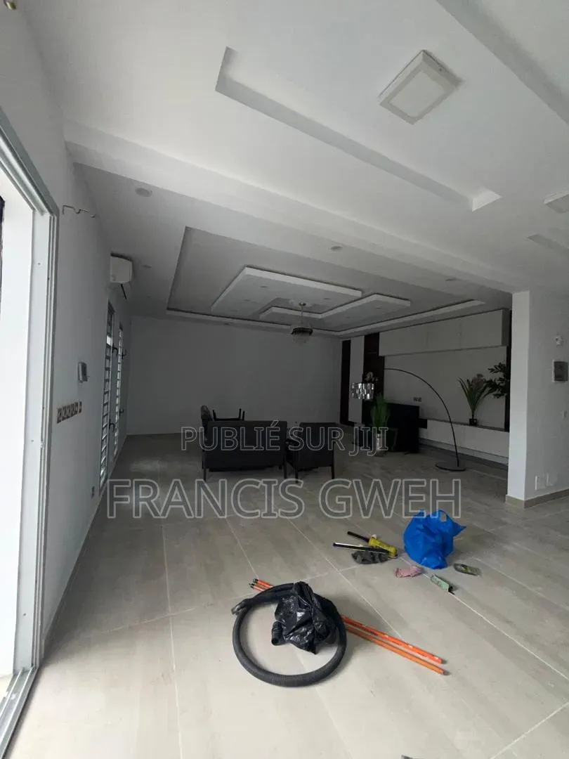 5chbre Duplex dans Francis Gweh, Cocody à Louer