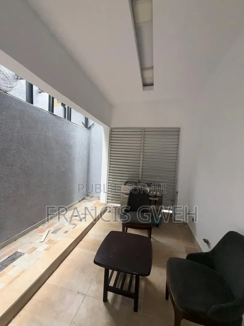 5chbre Duplex dans Francis Gweh, Cocody à Louer