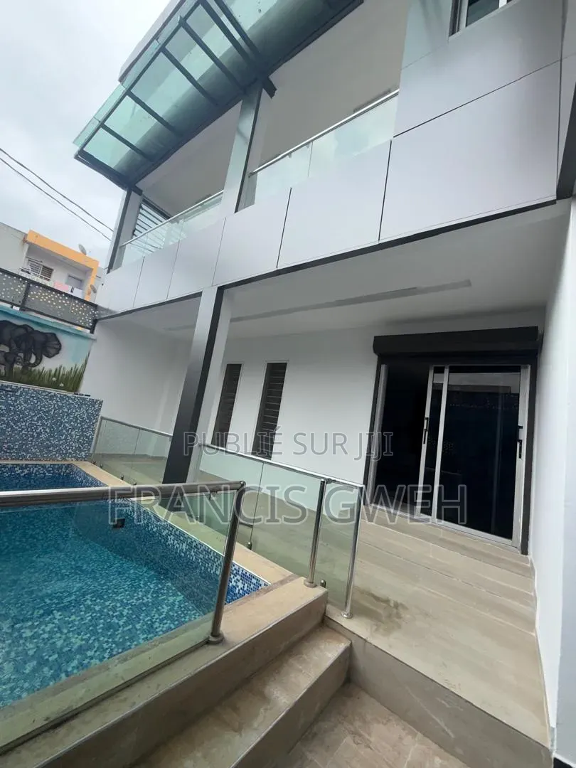 5chbre Duplex dans Francis Gweh, Cocody à Louer