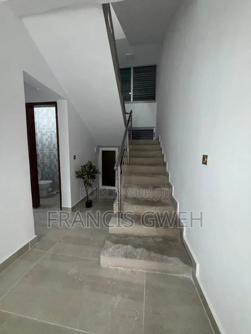 5chbre Duplex dans Francis Gweh, Cocody à Louer