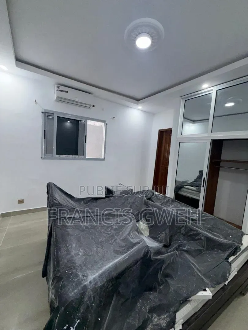 5chbre Duplex dans Francis Gweh, Cocody à Louer