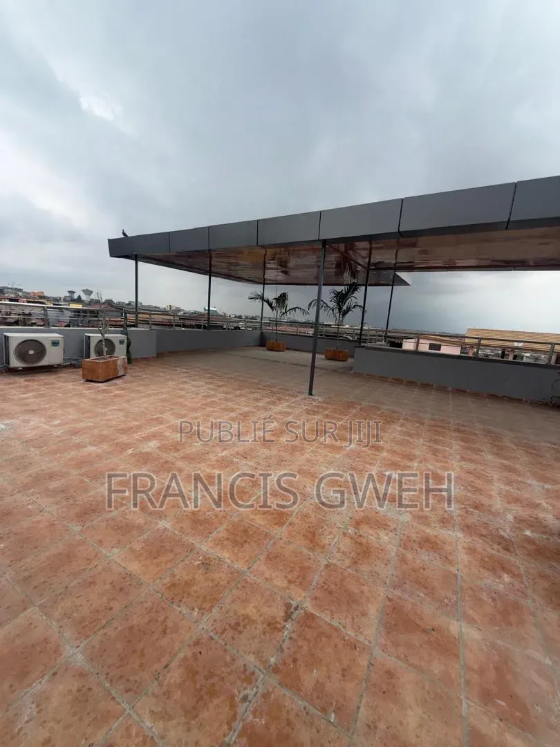 5chbre Duplex dans Francis Gweh, Cocody à Louer
