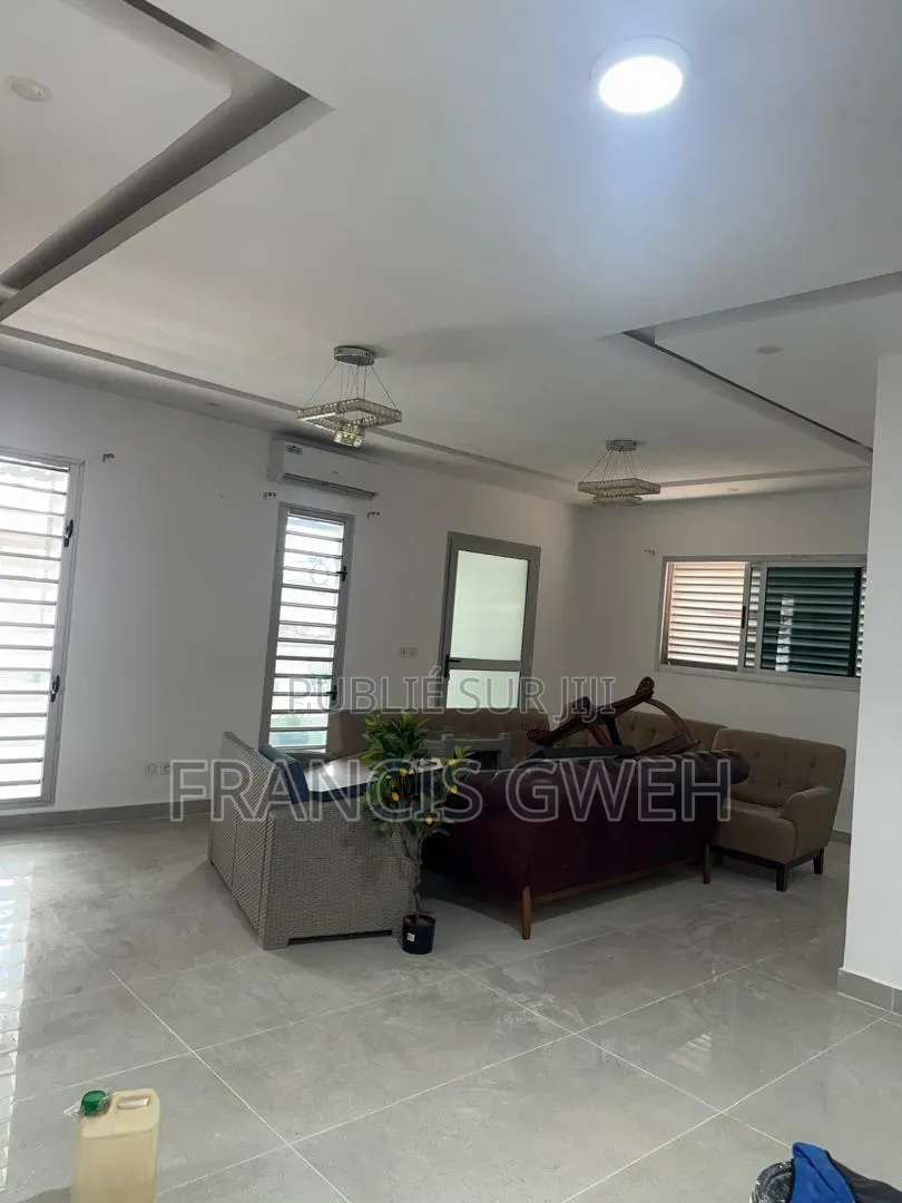 5chbre Duplex dans Francis Gweh, Cocody à Louer