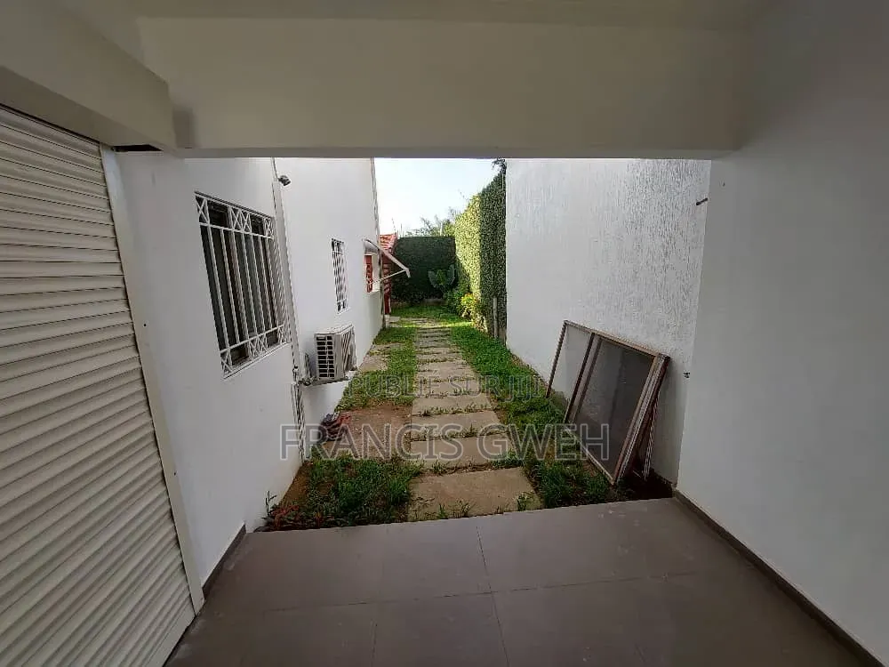 4chbre Duplex dans Francis Gweh, Cocody à Louer