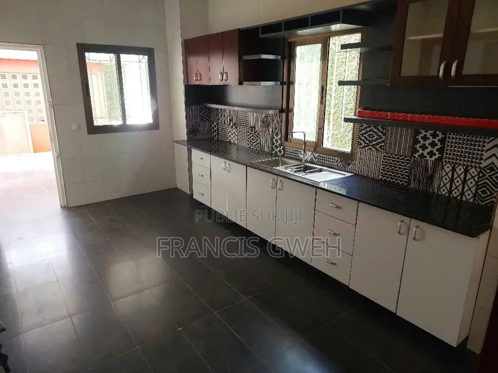 4chbre Duplex dans Francis Gweh, Cocody à Louer