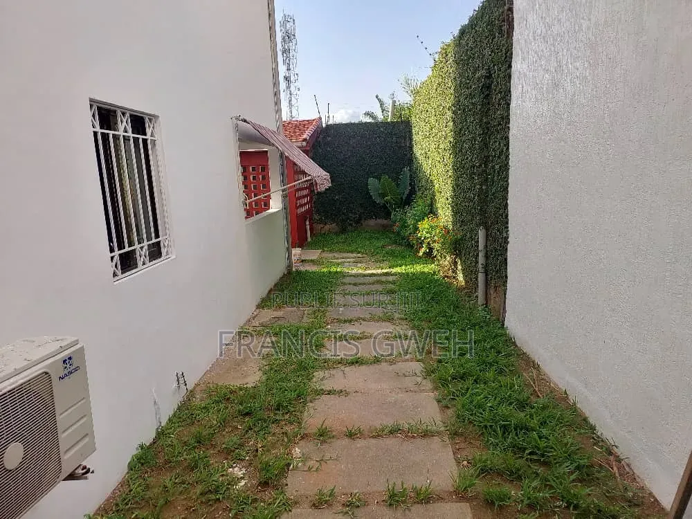 4chbre Duplex dans Francis Gweh, Cocody à Louer