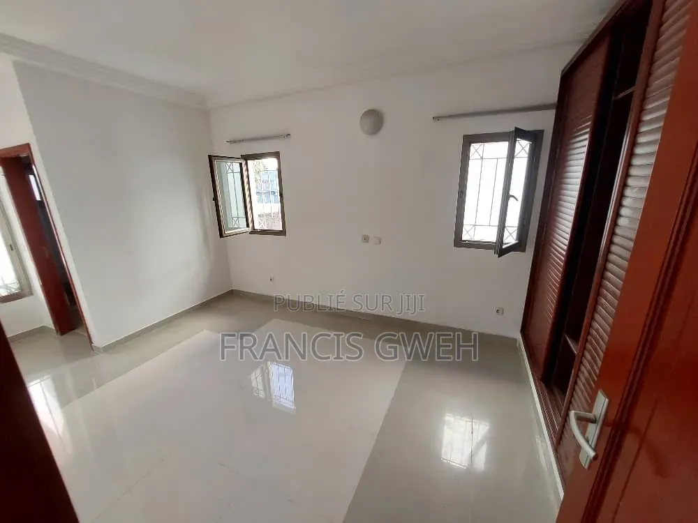 4chbre Duplex dans Francis Gweh, Cocody à Louer