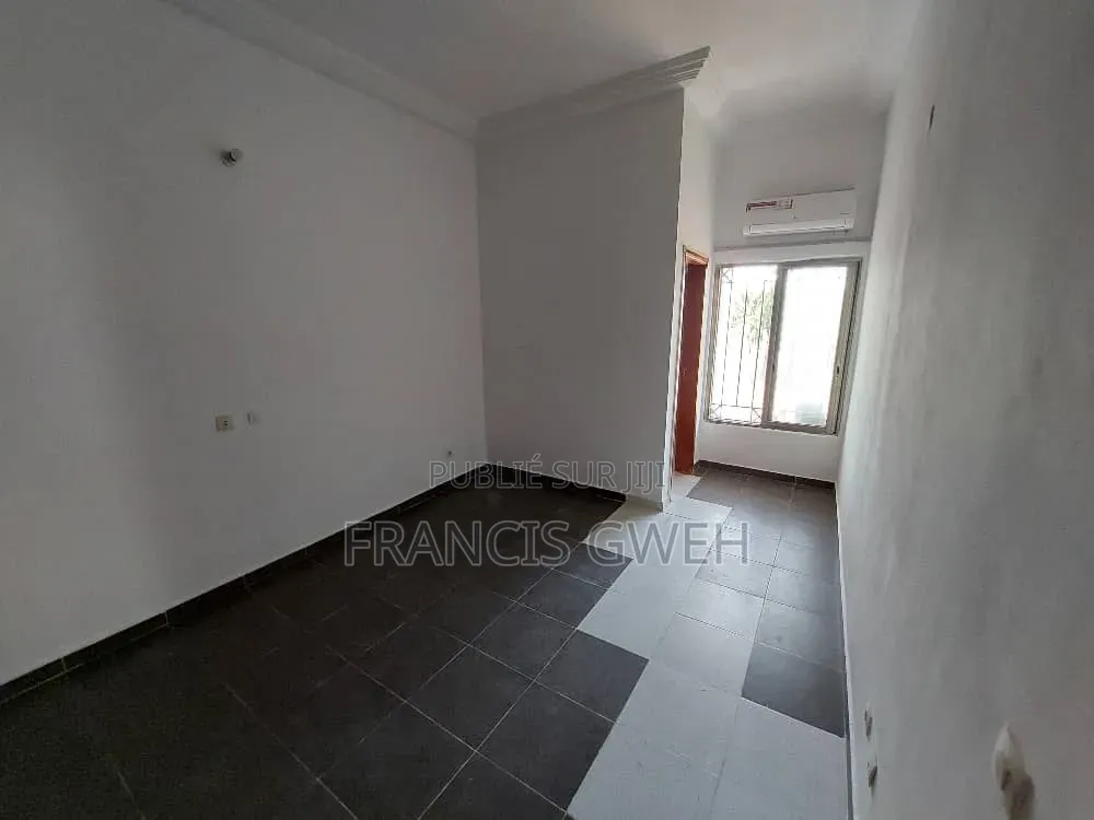 4chbre Duplex dans Francis Gweh, Cocody à Louer