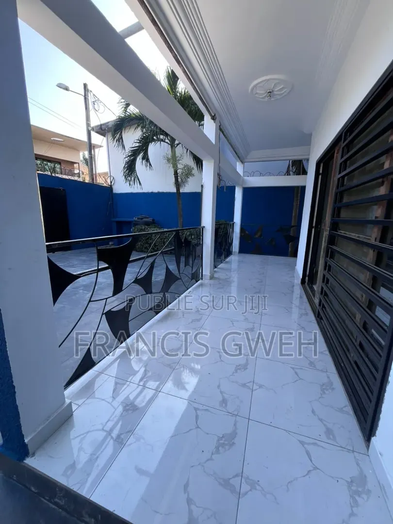 5chbre Duplex dans Francis Gweh, Cocody à Louer