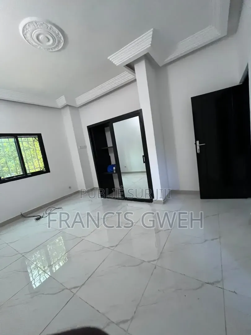 5chbre Duplex dans Francis Gweh, Cocody à Louer