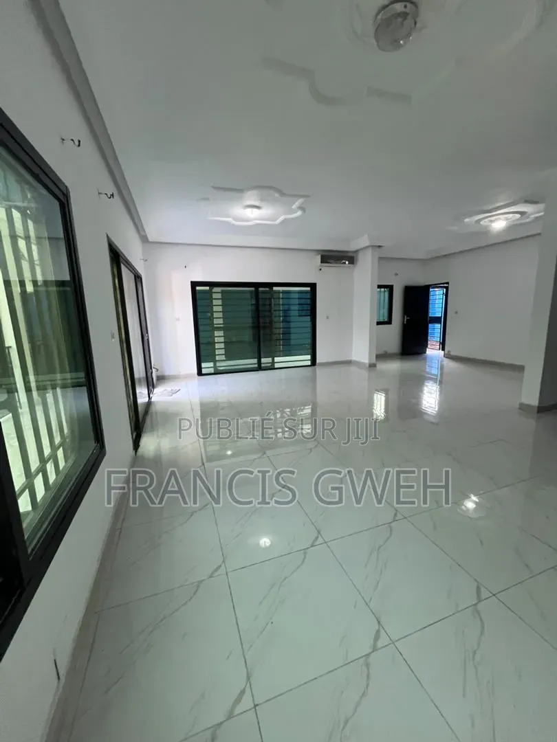 5chbre Duplex dans Francis Gweh, Cocody à Louer
