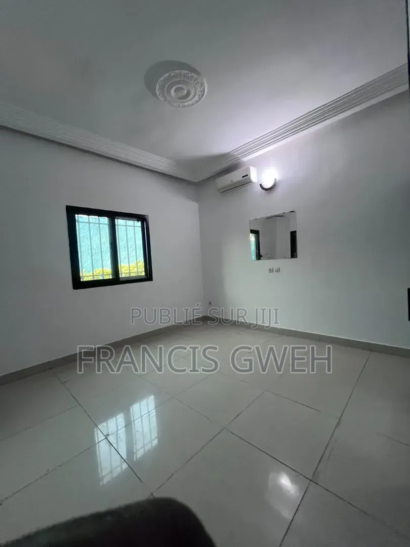5chbre Duplex dans Francis Gweh, Cocody à Louer