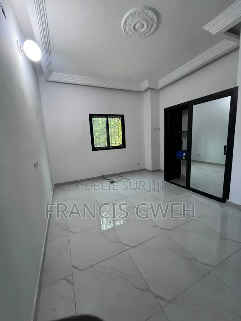 5chbre Duplex dans Francis Gweh, Cocody à Louer