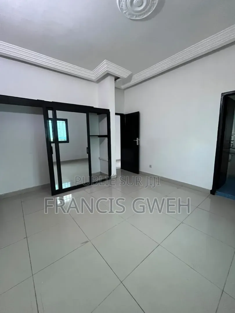 5chbre Duplex dans Francis Gweh, Cocody à Louer