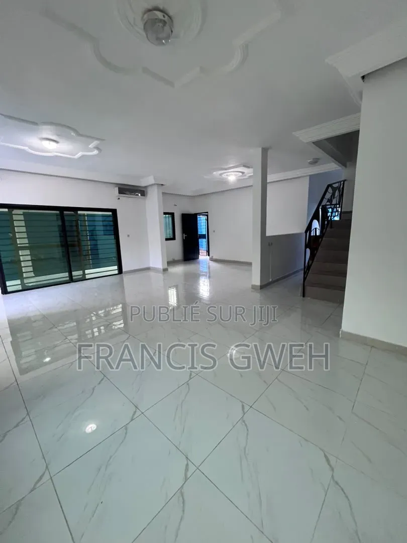 5chbre Duplex dans Francis Gweh, Cocody à Louer