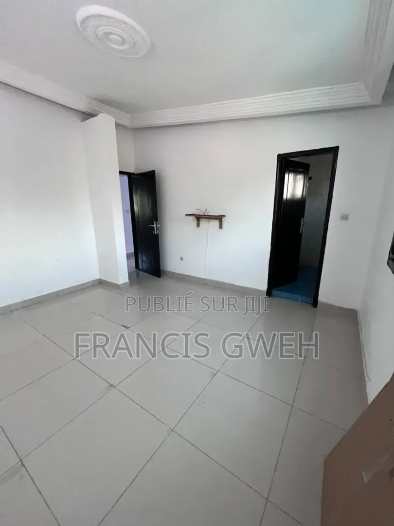 5chbre Duplex dans Francis Gweh, Cocody à Louer