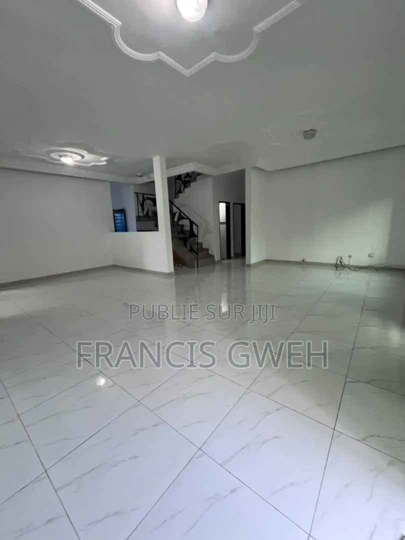 5chbre Duplex dans Francis Gweh, Cocody à Louer