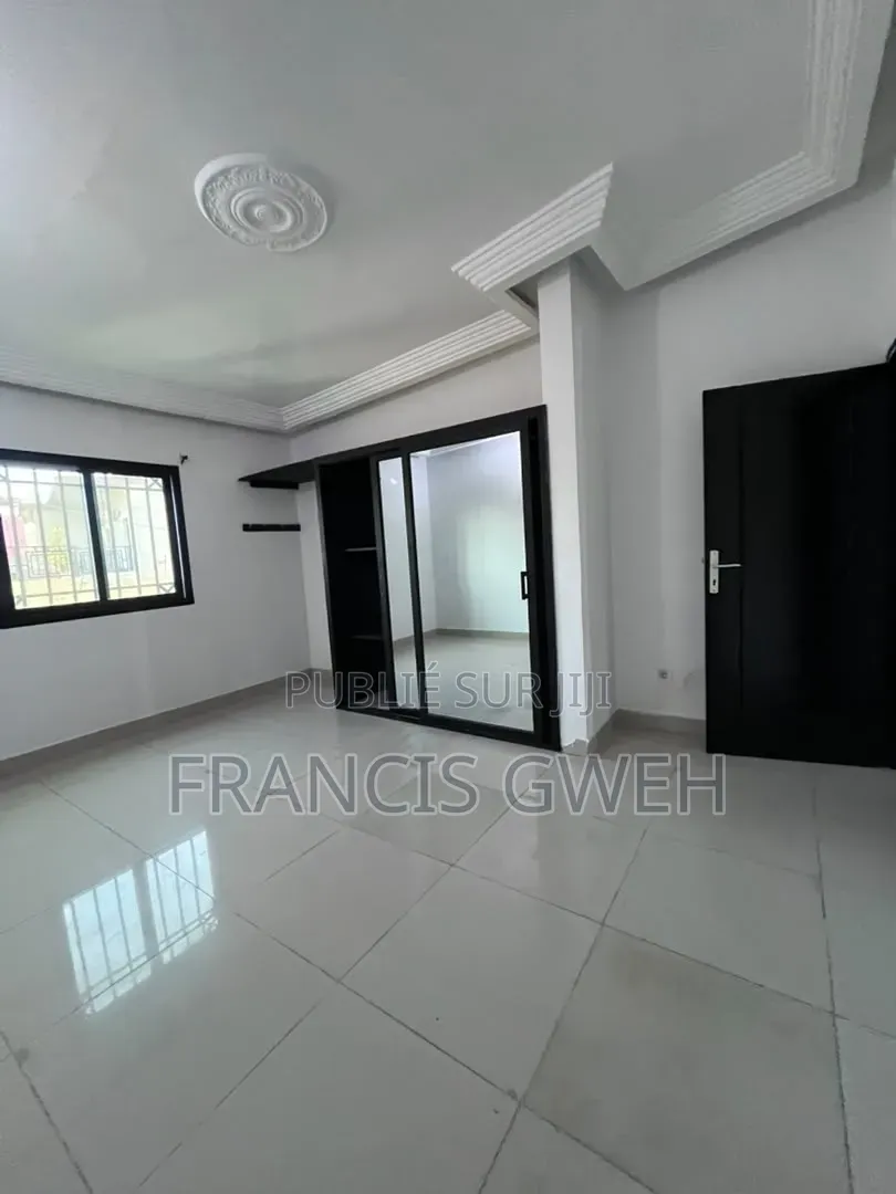 5chbre Duplex dans Francis Gweh, Cocody à Louer