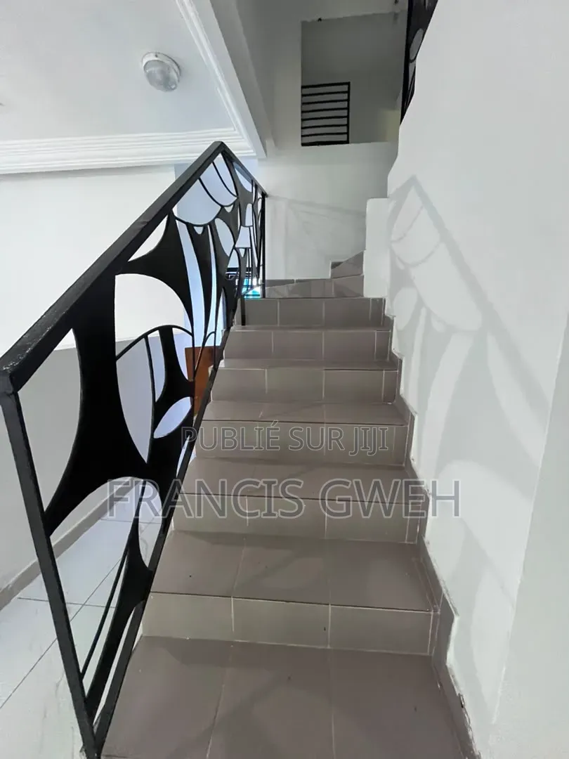 5chbre Duplex dans Francis Gweh, Cocody à Louer
