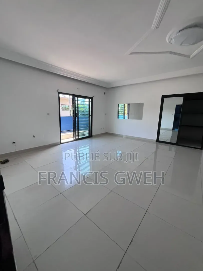 5chbre Duplex dans Francis Gweh, Cocody à Louer
