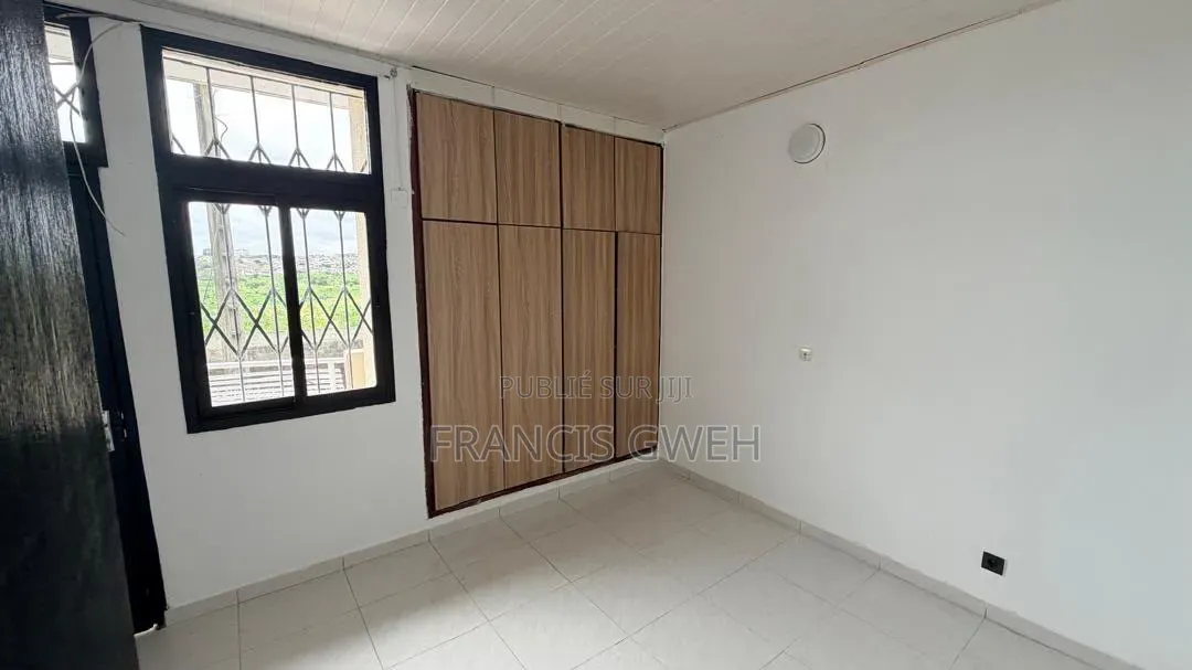 4chbre Duplex dans Francis Gweh, Cocody à Louer