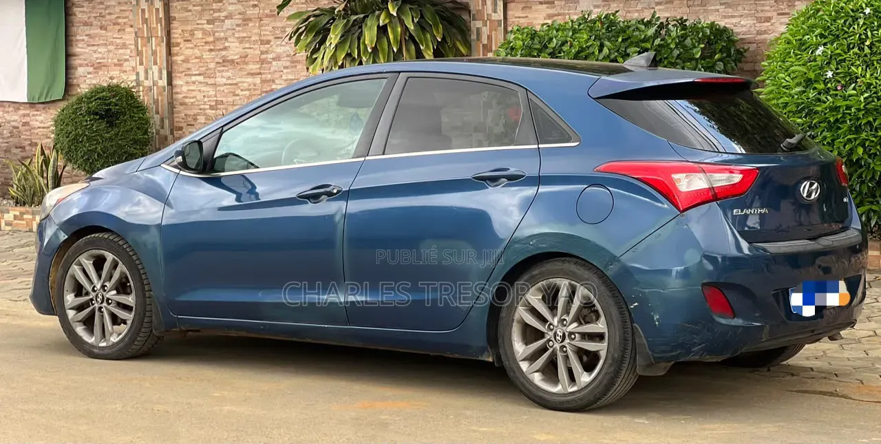 Hyundai Elantra Limited Sedan FWD (2.0L 4cyl 6A) 2017 Bleu