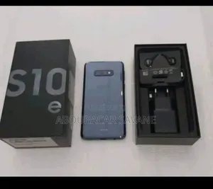 Photo - New Samsung Galaxy S10e 128 GB Bleu