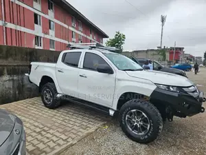 New Mitsubishi L200 2021 Blanc cassé
