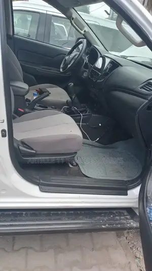 New Mitsubishi L200 2021 Blanc cassé