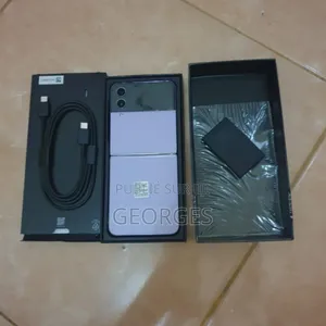Photo - New Samsung Galaxy Z Flip4 128 GB Noir