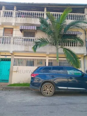 9chbre Duplex dans Yoza6, Cocody à Louer