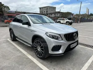 Photo - Mercedes-Benz GLE-Class GLE 400 4MATIC 2017 Gris