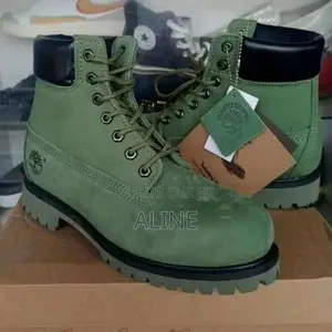 De Belles Paires De Bottes Disponibles