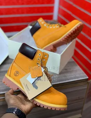 De Belles Paires De Bottes Disponibles