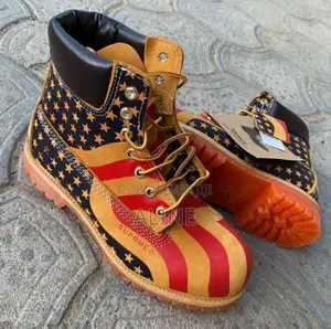 De Belles Paires De Bottes Disponibles