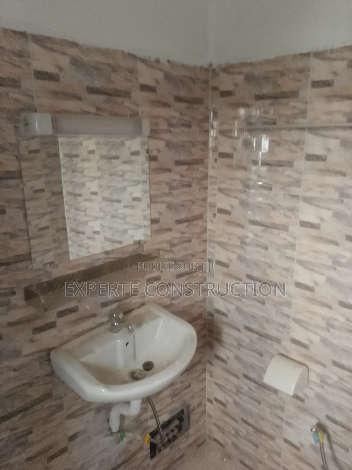 2chbre Chambre et salon dans Construction Experte, Bingerville à Louer