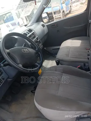 Toyota HiAce 2018 Gris